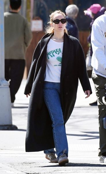 Дженнифер Лоуренс в пальто, которое всегда будет в тренде