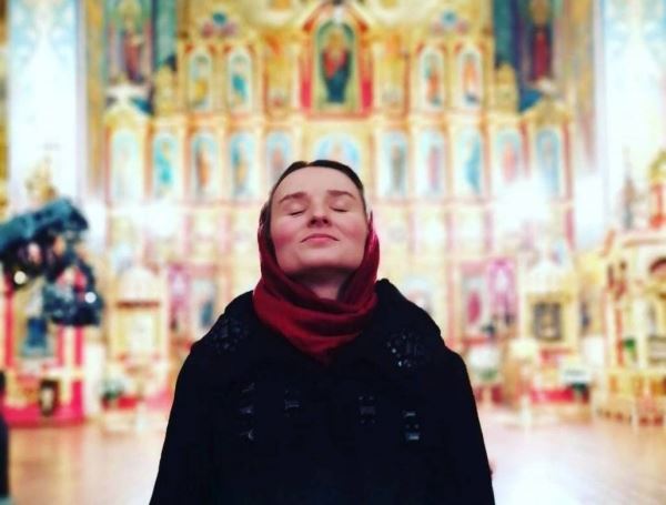«Я просто верю в Бога»: RT поговорил с девушкой, вставшей на колени у Киево-Печерской лавры после ареста митрополита УПЦ 1