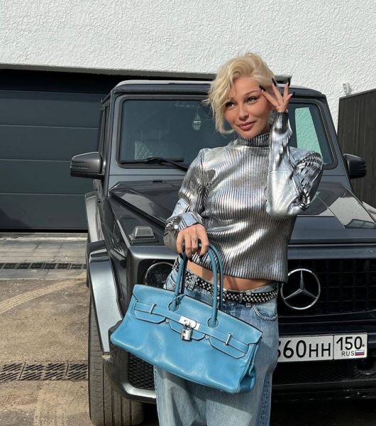 Настя Ивлеева выложила фото с сумкой почти за миллион рублей