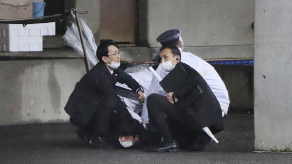 Пострадал сотрудник полиции: что известно о взрыве перед выступлением премьер-министра Японии