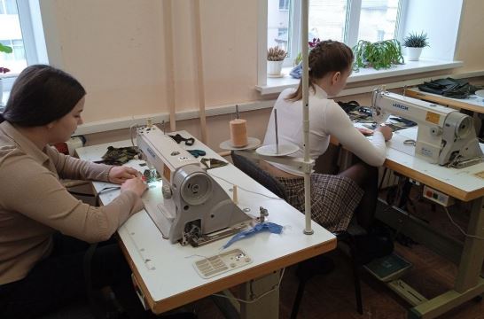 Студенты ЧГПУ имени И.Я. Яковлева плетут маскировочные сети для бойцов в зоне проведения СВО