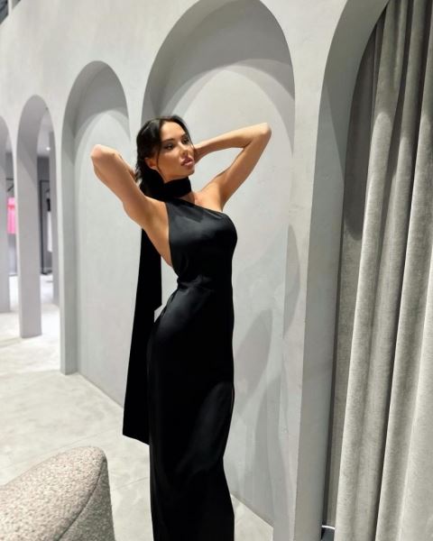Анастасия Решетова в черном платье с открытыми плечами
