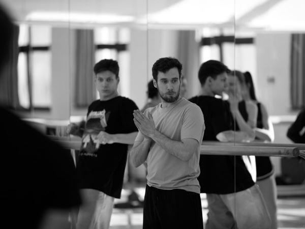 МАМТ представляет премьеру современного балета «Зазеркалье»